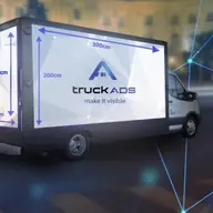 Eficiența publicității outdoor: camionul LED vs. panourile video publicitare