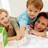 Cinci motive pentru care părinții aleg izolațiile naturale pentru casele în care cresc copii