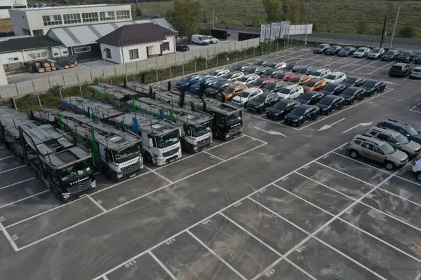 Transport auto cu platformă